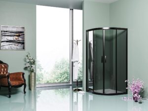 Ambiente bagno di design, con pareti verdi, box doccia angolare nero e ampia finestra che affaccia su un giardino.