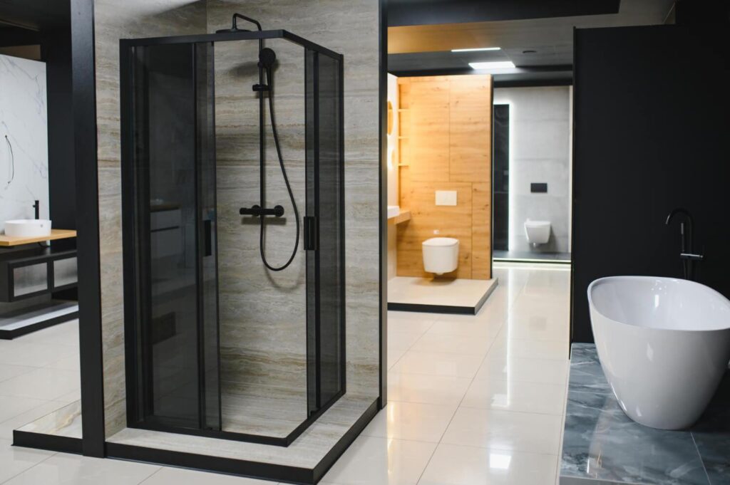 Ambiente bagno di design, box doccia di colore nero, vasca moderna in ceramica